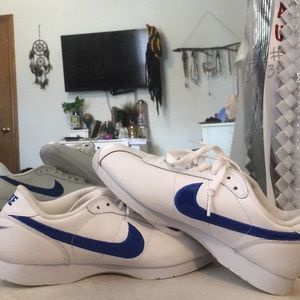 CLASSIC NIKE TENNIS SHOES